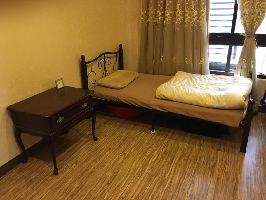 單人床 木質地板 single bed with wooden flooring