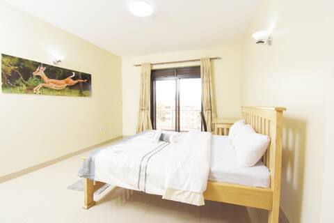 Big & Bright  w/ WiFi by Acacia mall -7 mins walk