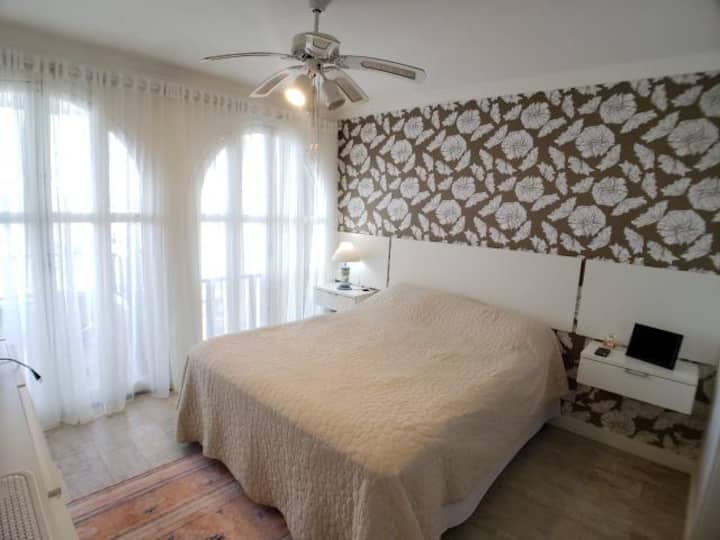 Საძინებელი აპარტამენტითა და ზღვის ხედით