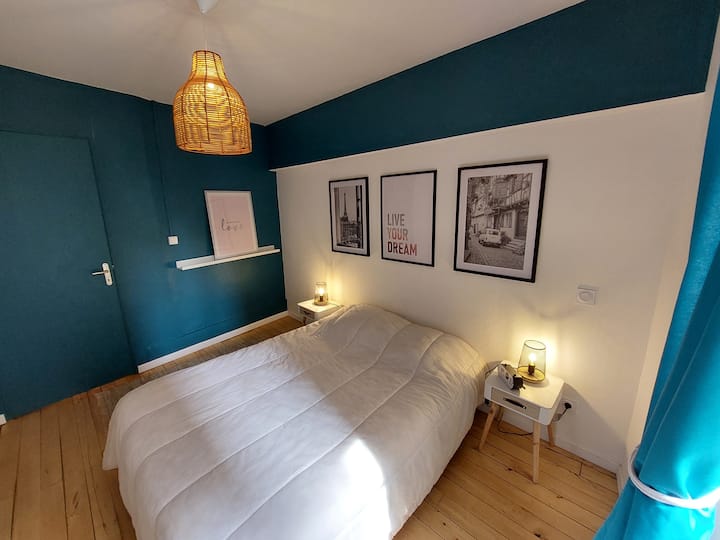Dormitorio 1 situado en la planta baja y con vistas al jardín con una cama de 140 cm, sábanas, almohadas, armario, mesas y lámparas de noche