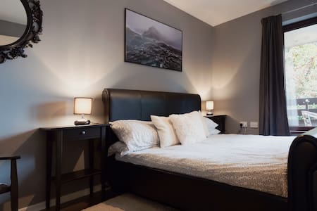 Cosy central 1 bed flat, balcony, parking + wifi