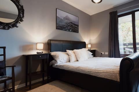 Cosy central 1 bed flat, balcony, parking + wifi