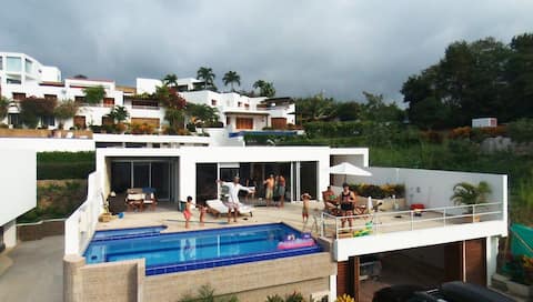 Luxurios Beach House with Pool. Sleep 13 people