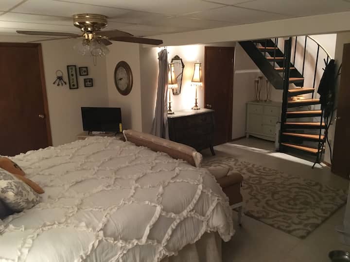 King size bed, walk in closet, full bath, and laundry room.