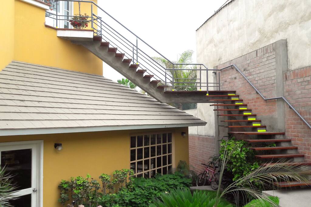 Escalera hacia departamento en 2do. Piso
