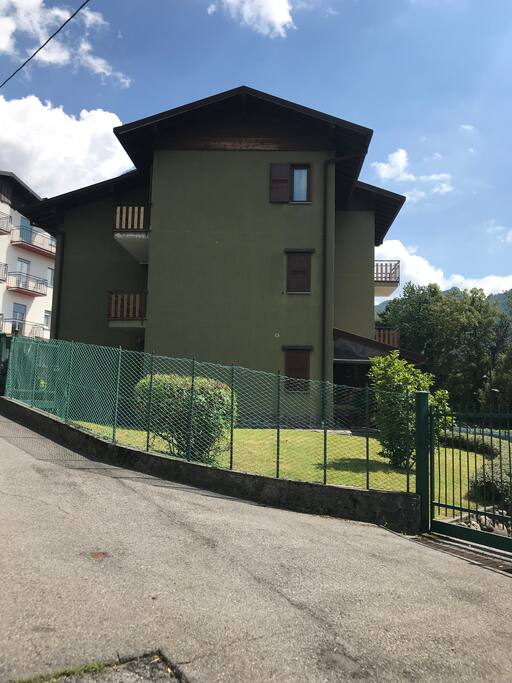 L'appartamento è al piano terra e fa parte di un condominio di tre piani
