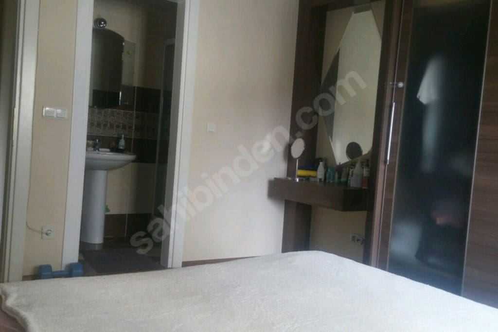 Bedroom with shower / Duş dahil yatak odası