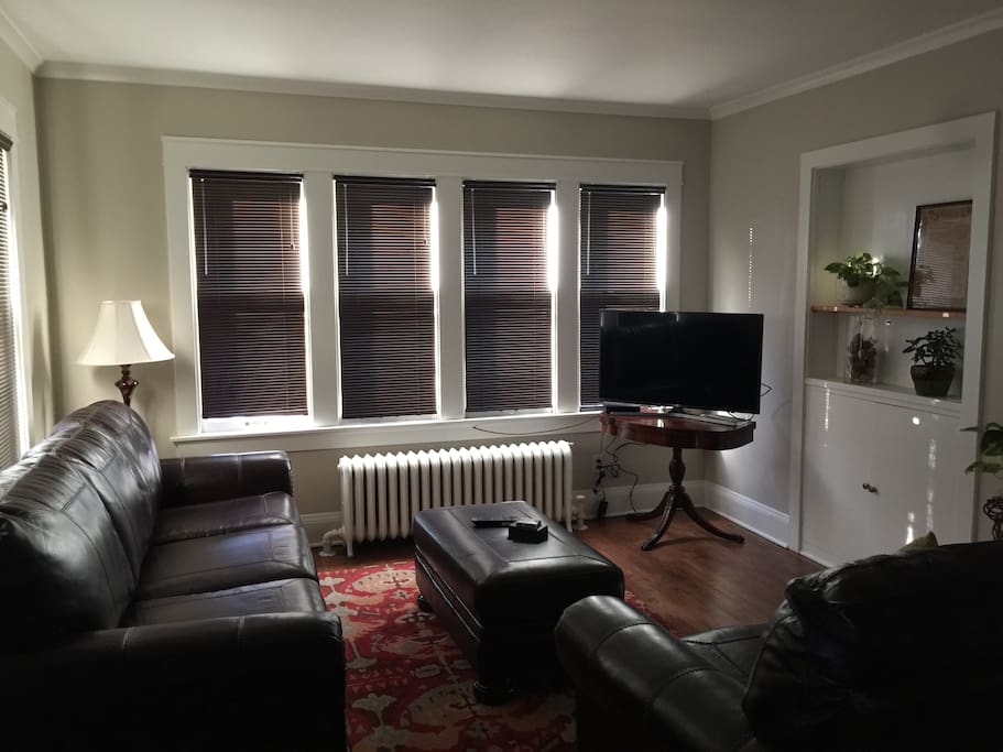 Living Room with 43"smart TV with cable