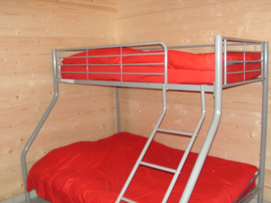 lits superposés, avec double couchage en bas + doté d 'un lit parapluie qui peut être déplacé