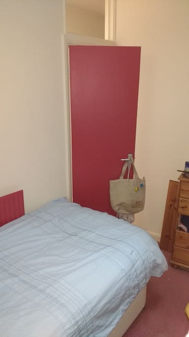 Bedroom with single bed