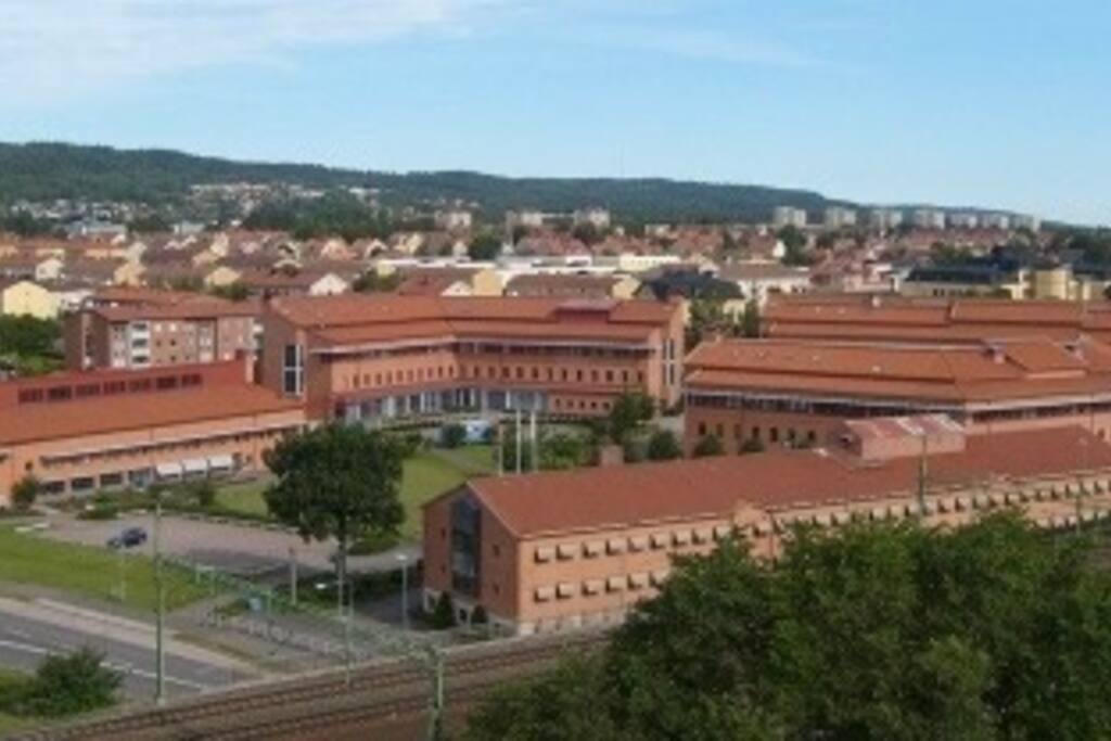 ligger inte långt från högskolan , ca 10 minuters promenad