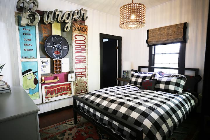 Room No. 2 is the only room located on the 2nd floor, next to the kitchen, and of the den. Queen bed w/views of the side garden and our other house next door. Trees and bedroom shades provide privacy. En-suite bathroom with a clawfoot tub. 