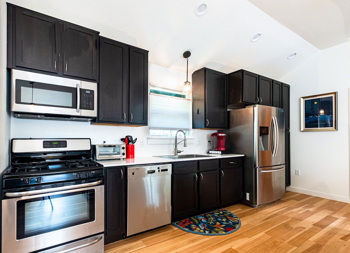 Bright & Cheery Casita Perfect for Visiting Family