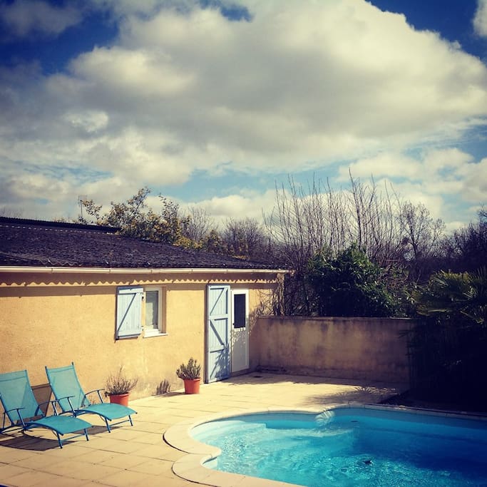 Piscine accessible aux vacanciers séjournant dans les 4 gîtes du domaine de Saint Jouan.
