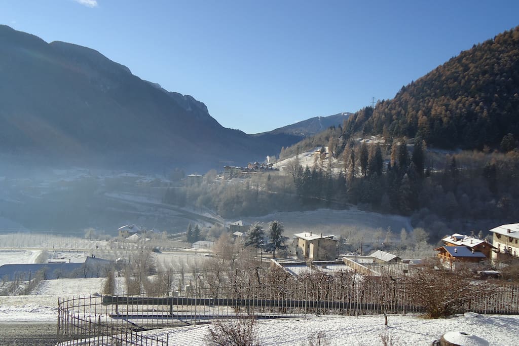 La Val di Sole con sullo sfondo alcune delle piste da sci (150 km in totale) di Folgarida-Marilleva-Madonna di Campiglio