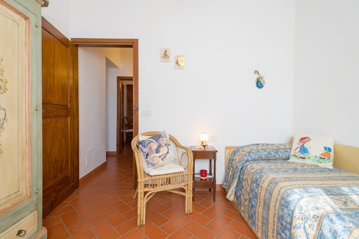 ห้องนี้อาจใช้เป็นห้องนอนคู่ที่ 3 (เตียงเดี่ยว 2 เตียง) หรือห้องนั่งเล่น - ห้องนี้สามารถใช้เป็นห้องคู่ที่ 3 พร้อมเก้าอี้อาบแดด 2 ตัวหรือห้องนั่งเล่น