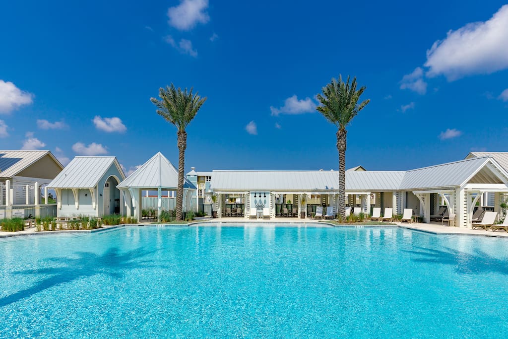 Take a dip in the gorgeous shared pool.
