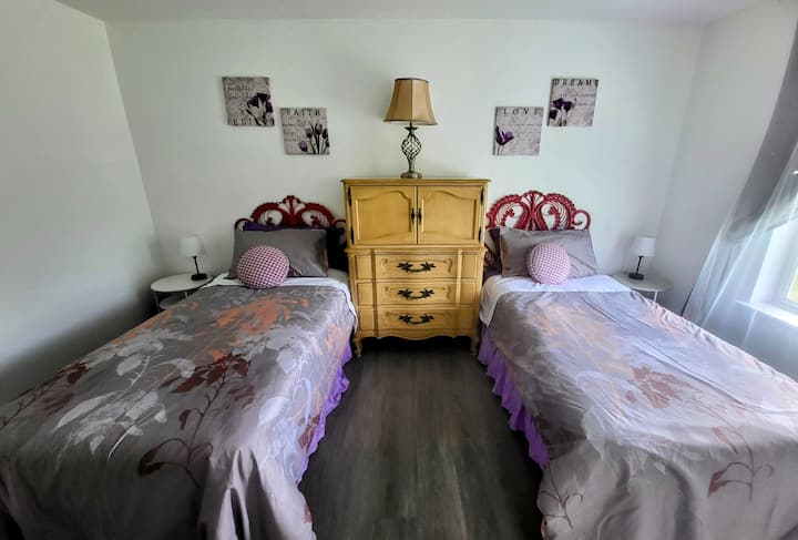☆ Dormitorio 3 (habitación con cama individual): descansa tranquilamente en el dormitorio 3, que ofrece 2 camas individuales.