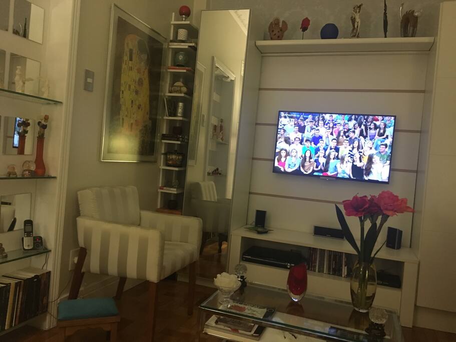 Sala de estar com TV de 40 polegadas