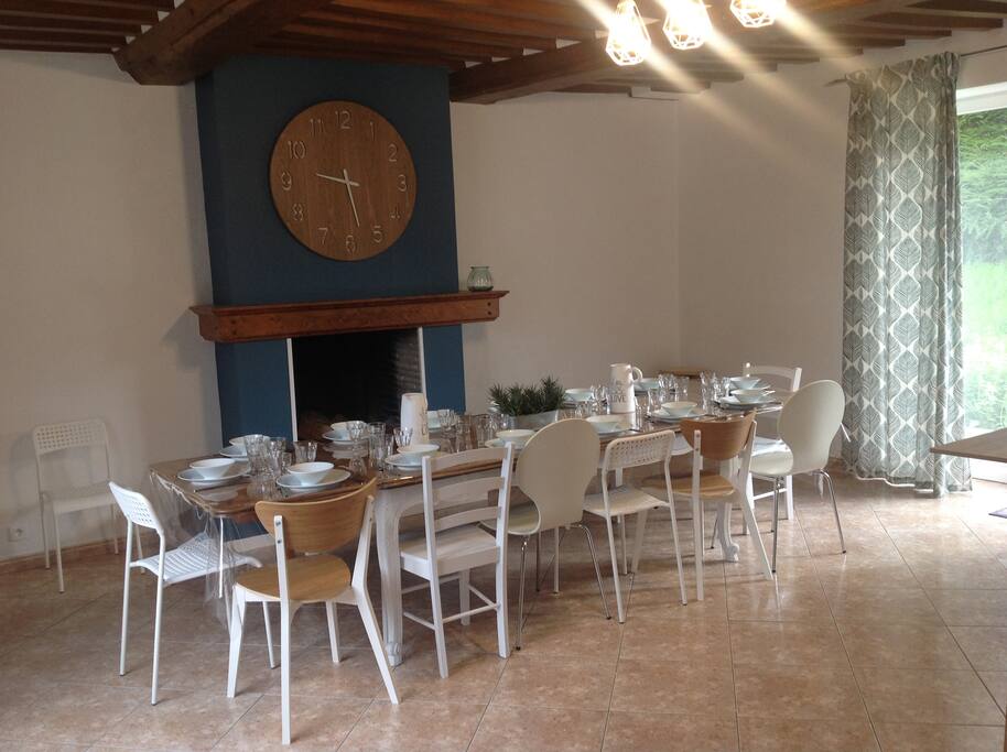 salle à manger avec cheminée