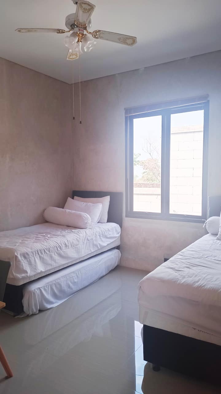 2 - ра спалня с матрак на ниво. единично легло. достатъчно за 4 души.