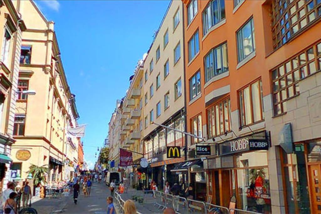 Area with great coffe, restaurants, shops, stores and parks.