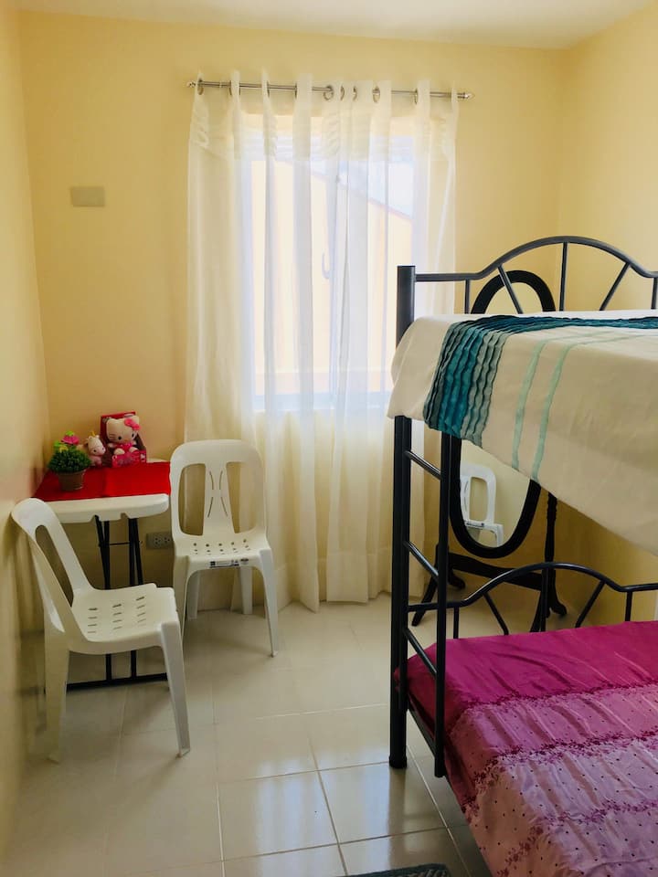 Schlafzimmer mit Etagenbett und Klimaanlage