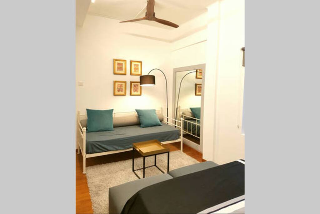 Single size (90cmx200cm) daybed provides cozy lounging in the day and a comfortable sleeping arrangement for a 3rd guest at night.