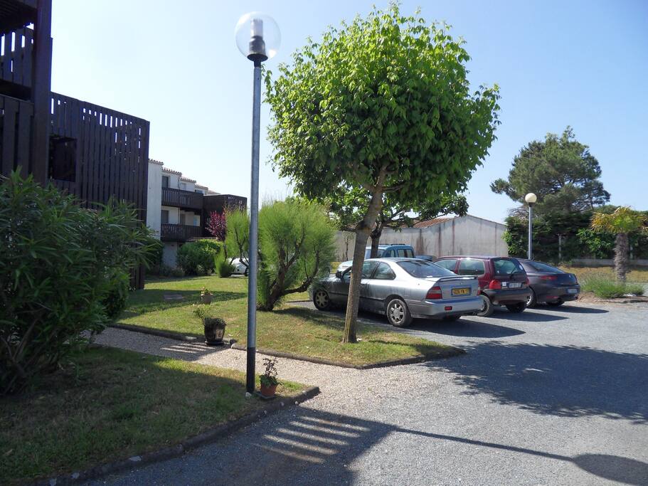 parking clos a l’arrière de la résidence.