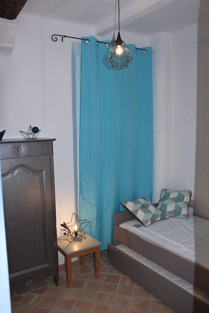 Chumba kidogo cha kulala + choo