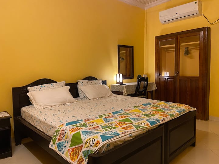 Glavna spavaća soba
Ova prekrasna spavaća soba može udobno smjestiti 2 odrasle osobe i 1 dijete na bračni krevet (190 x 190 cm). Ako je potrebno, bračni krevet se može pretvoriti u 2 kreveta za jednu osobu. Ova je soba dobro osvijetljena i opremljena je klima-uređajem, stropnim ventilatorom i ormarićem