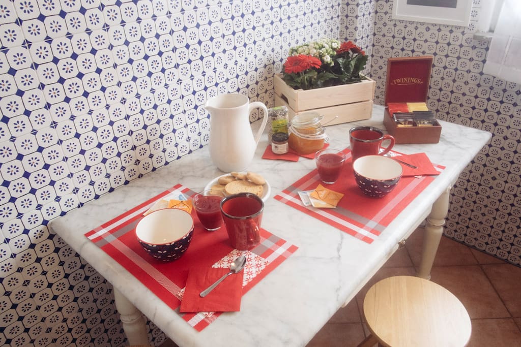 Tavolo di marmo in cucina, apparecchiato per la colazione