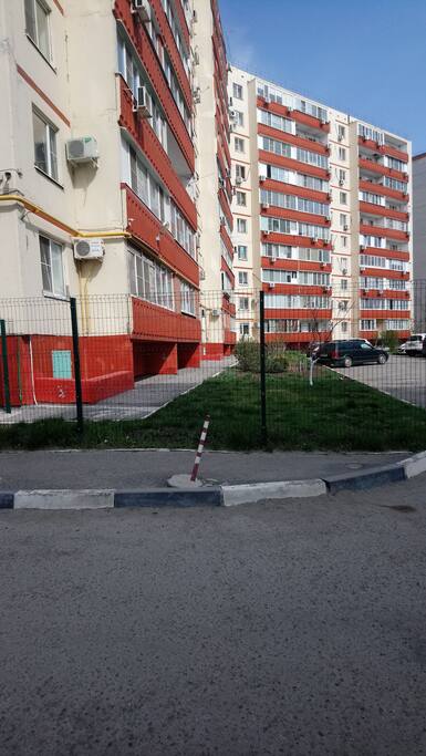 Вид во внутренний двор нашего дома.