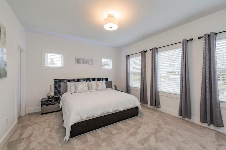 Спалня на 2 - ри етаж със суперголямо двойно легло. 