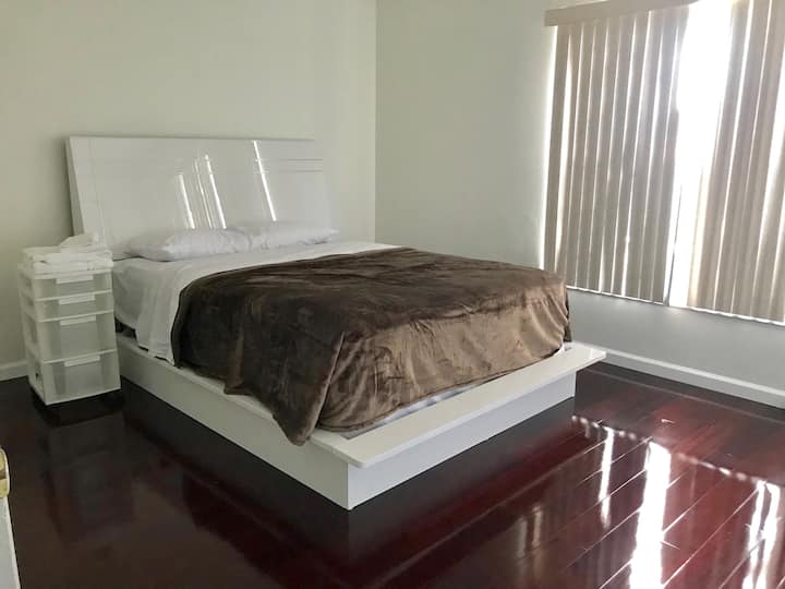 1号客房位于二楼。窗户可以看到后院和停车位。