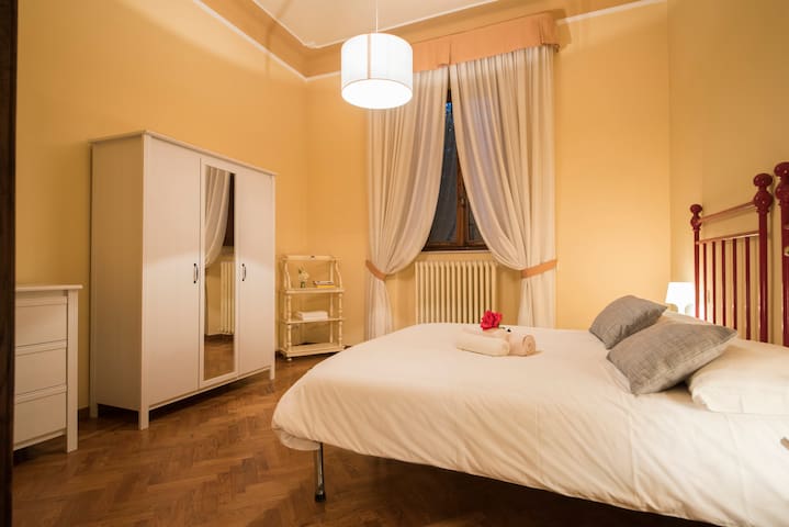 PRIVATE DOUBLE BEDROOM IN THE HISTORICAL CENTER