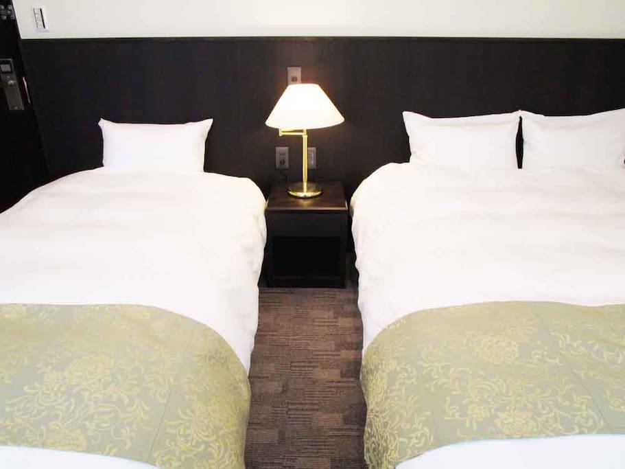 The queen-size bed and the single bed are there. Maximum for 3people.