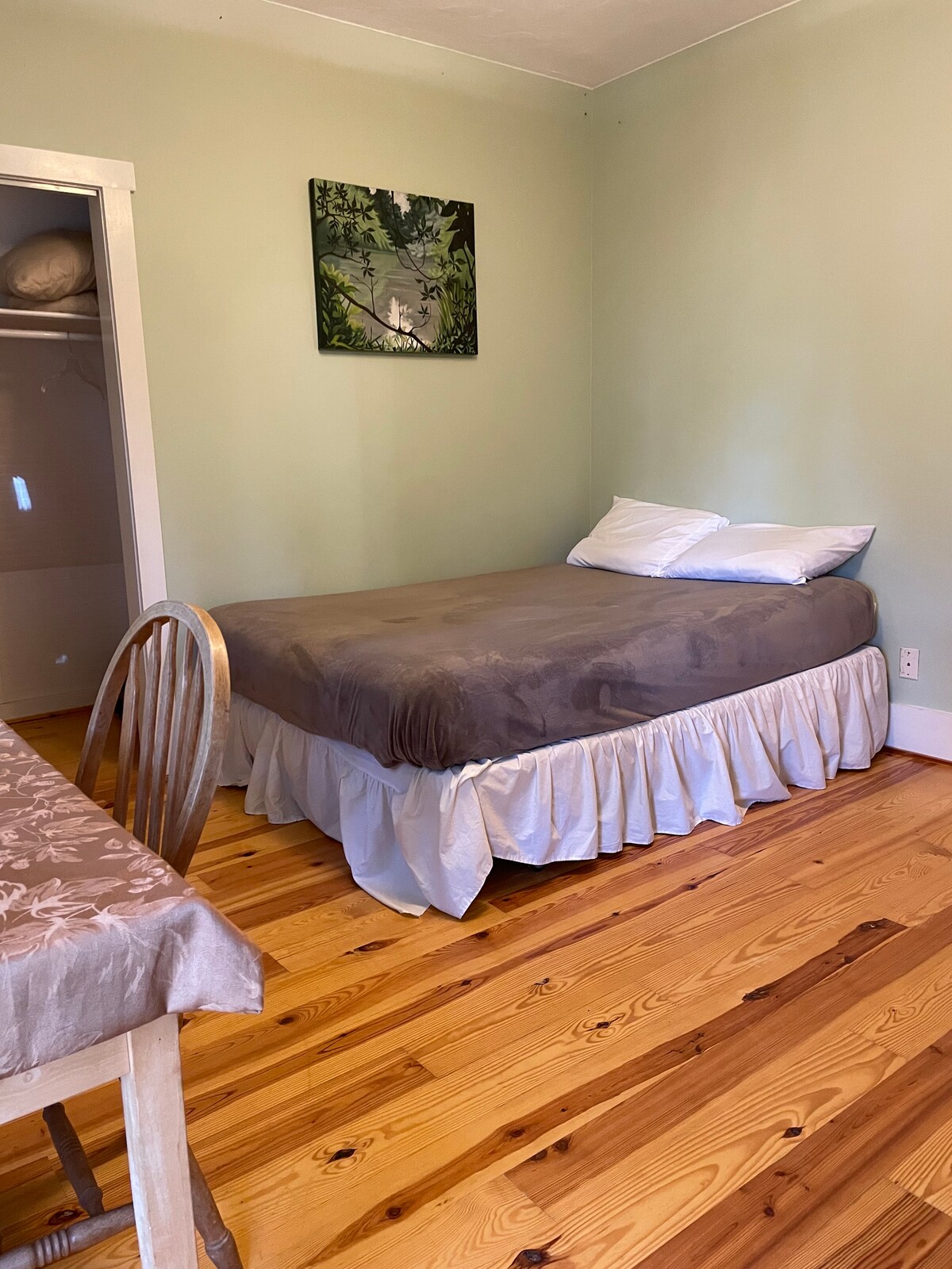 Upstairs bed room with lake view, queen bed