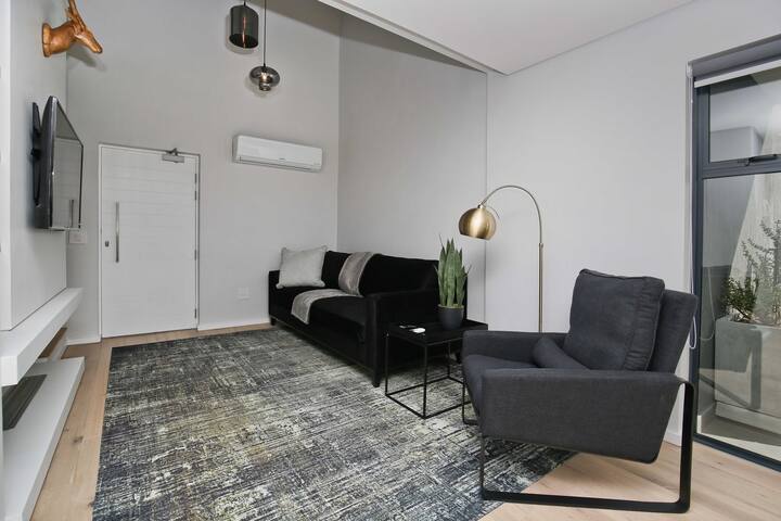 Spacious 2 bed apt in trendy Sea Point. gallery image 5