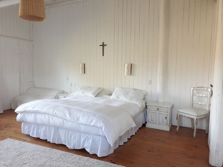 Მთავარი ოთახი. ფართო და ნათელი.