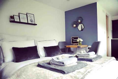 Light bright self-contained studio @NewbridgeMews
