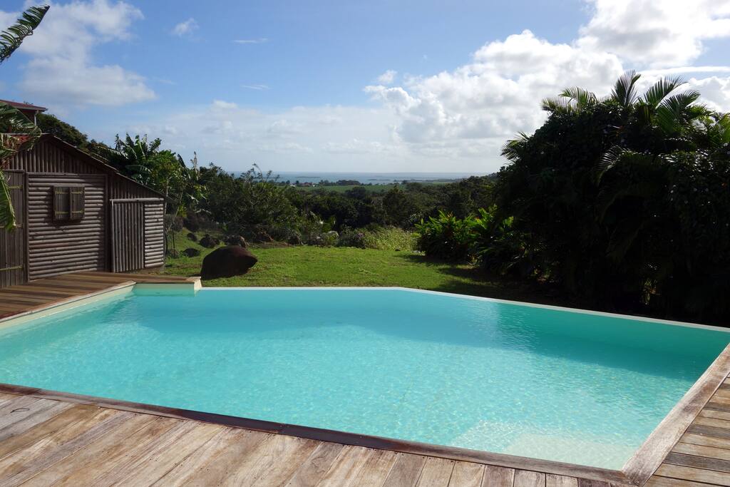 Piscine et vue sur la mer des Caraïbes depuis la terrasse