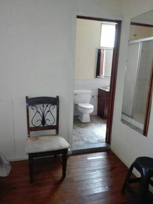 Baño compartido entre las dos habitaciones