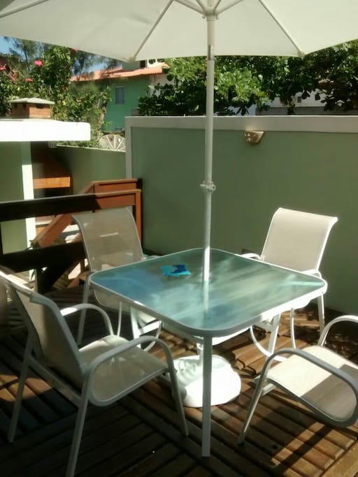 Deck externo com churrasqueira e chuveiro