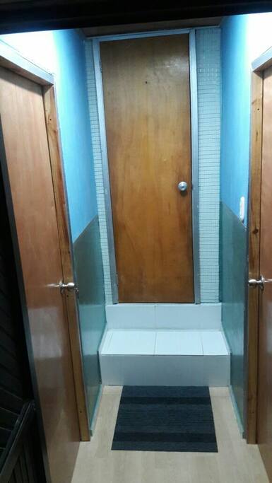 acceso al baño compartido por las dos habitaciones.