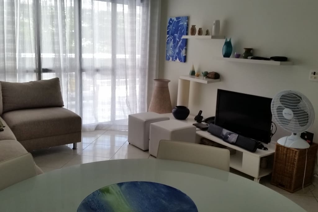 Sala com televisão de LCD 32".