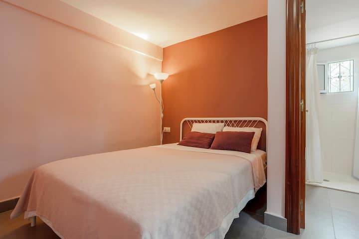 Dormitorio № 1 con cama doble y su propia cuarto de baño. Planta baja.