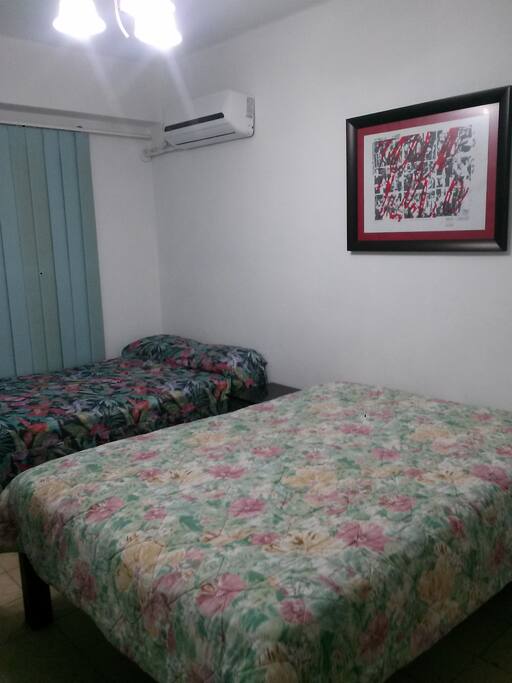 dos camas una de matrimonio y otra qpeueña