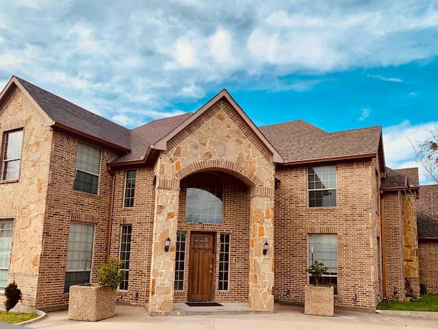 < XL Dallas Group Home, Grand Patio w/HotTub>