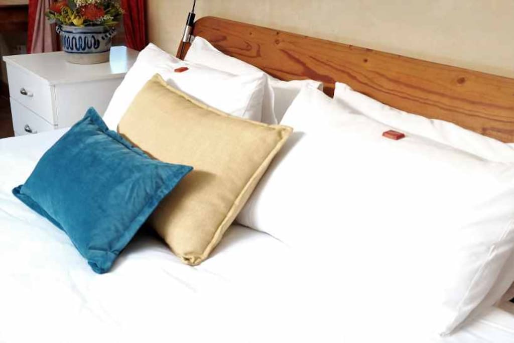 The Cottage - King Size Bed with crispy white cotton linen